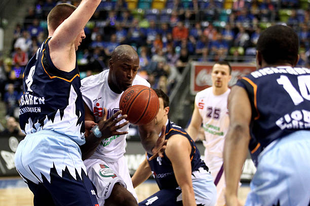 将对手逼入 将对手逼入